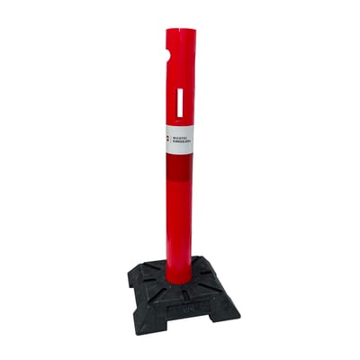 Rød afspærringscylinder med WiCOTEC KIRKEBJERG logo på en sort stabil base på hvid baggrund.