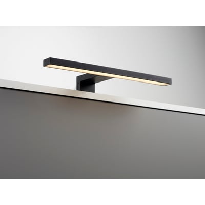 Loevschall Lagan NextGen spejllampe, 50 cm, i sort metal, der sidder på kanten af et spejl eller skab med varmt hvidt LED-lys.