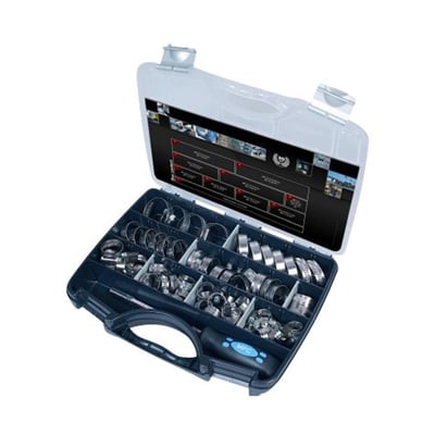 Detaljeret overblik over spændebåndssortiment i en mørkeblå kasse, organiseret efter størrelse med skruetrækker inkluderet.