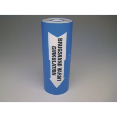 Rørmærkningstape til varmt brugsvand i cirkulation, 80 mm bred og 5 meter lang, med tydelig blå baggrund og hvide pile.