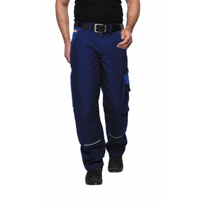 Kansas Icon100813 arbejdsbukser i marineblå med kongblå detaljer, mand viser pasformen.