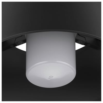Nærbillede af den matte hvide lysdiffuser inde i SLV Photoni CL loftlampen, med den sorte lampekonstruktion omkring.