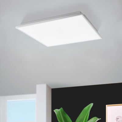 Monteret EGLO Herrora-Z loftpanel på et hvidt loft, oplyser et moderne rum med grønne planter.