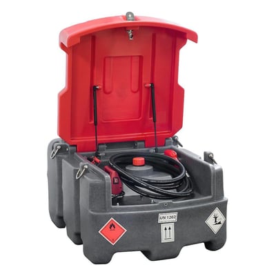 Kabi 250 liters dieseltank med åbent rødt låg, viser indvendig pumpe, pistol og 4 meter slange i grå plast.