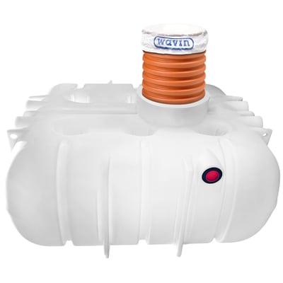 Hvid Wavin 4200-liters 3-kammertank til nedsivning med orange, ribbet opføringsrør og Wavin-logo.