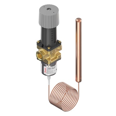 Detaljeret billede af Danfoss AVTA15 termostatisk ventil, 15mm G 1/2, med synligt messing ventilhus og 2 meter kobber kapilarrør.