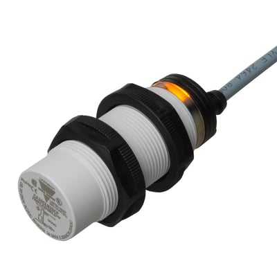 Carlo Gavazzi M32 kapacitiv aftaster med hvidt gevindhus, sorte møtrikker, kabel og orange indikator.