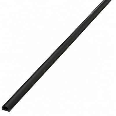 Sort kabelkanal i aluminium, 1,5 meter lang og 12 mm dyb, vist skråt med den åbne ende synlig.
