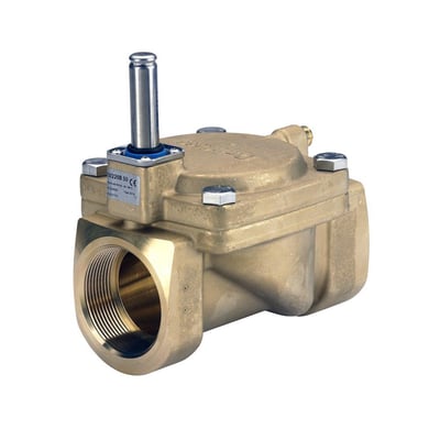 Danfoss EV220B magnetventil med G 2" messing tilslutning og CE-mærkning, viser label med produktinformation.