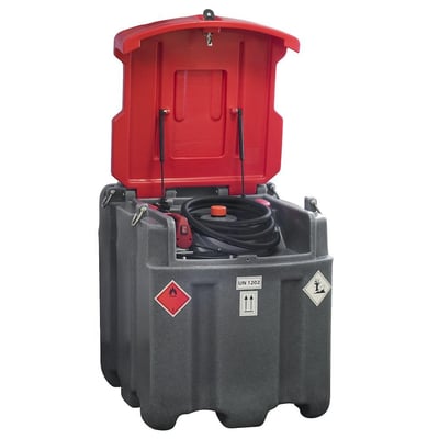 Kabi 600 liters dieseltank åben med pistol, slange og 12V pumpe på grå bund og rødt låg.