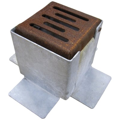 GreenMax firkantet karm og rist til rodvanding i galvaniseret og corten stål, vist på hvid baggrund.