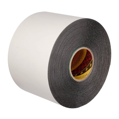 3M Tætningstape FAST-UC 8045P, 150 mm x 25 m, viser en stor rulle tape med sort klæbende overflade og hvid bagside.