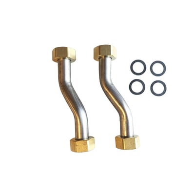 Tættere billede af Bosch rørsæt med to S-formede rustfri flangerør og fire ringformede pakninger, klar til installation.