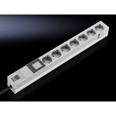 Rittal 19" stikdåse med 7 jordede CEE 7/3 udtag og et integreret display til energimåling.