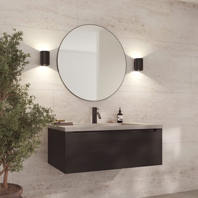 Loevschall Refine rundt spejl med sort metalramme, Ø80 cm, monteret over et mørkt skab på en væg med cremefarvede fliser.