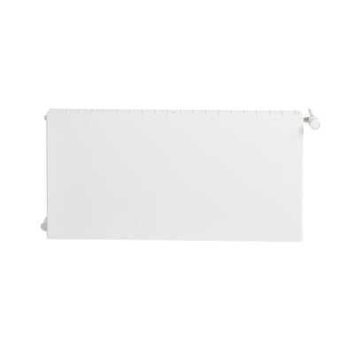 Hvid Unite Plan radiator, H600 T22 L0800, med glat forplade og 4 x 1/2" tilslutninger, isoleret på hvid baggrund.
