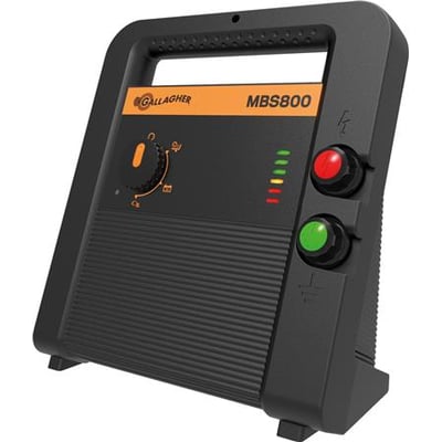 Gallagher MBS800 3-i-1 multi-power spændingsgiver til 230V, 12V batteri eller solcellepanel med kontrolknap og lysindikator.