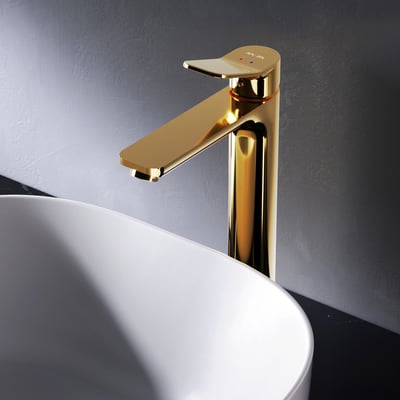AM.PM X-Joy højt armatur til håndvask i mat guld messing med 1-grebs betjening på en hvid vask.