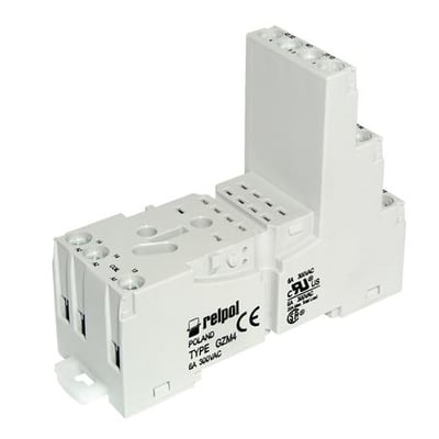 Høj hvid sokkel til R4N relæ, mærket med Relpol, CE og UL godkendelser, viser monteringsklemmer og kontaktpunkter.