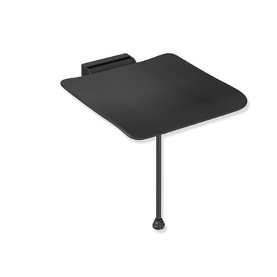 HEWI System 900 klapsæde med gulvstøtte, 450 x 450 mm i dyb sort/mat sort, set skråt oppefra.