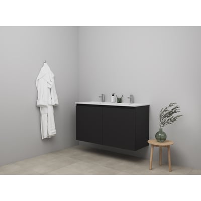 Sanibell Online møbelsæt i matsort, 121 cm bredt, med dobbelt porcelænsvask og to grebsfrie låger, vist i et badeværelsesmiljø med et hængende håndklæde.