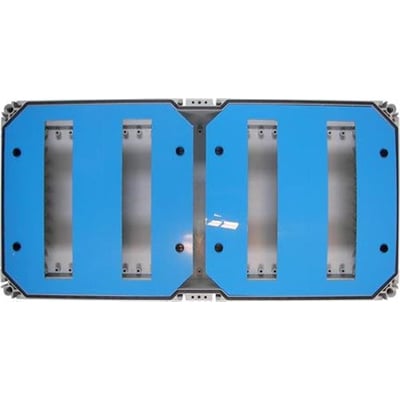 Set fra en vinkel viser Fibox kassebundens 640x320x130mm polycarbonatstruktur med blå paneler og monteringspunkter.