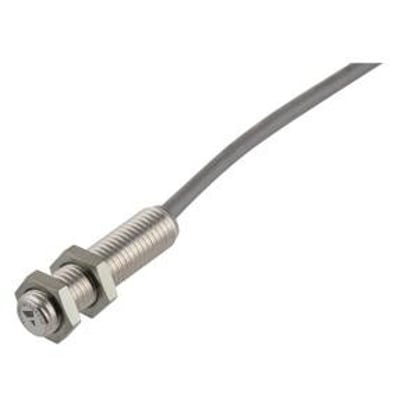 Carlo Gavazzi M8-induktivaftaster med 2 mm aftastningsafstand, gevindhus, sekskantmøtrikker og gråt kabel.