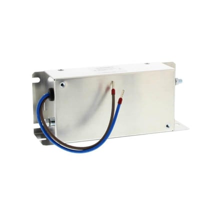 Detaljeret billede af Omron 3G3M1 RFI filter, der viser metalhuset, fastgørelsesbeslag og de tilsluttede blå og brune ledninger.