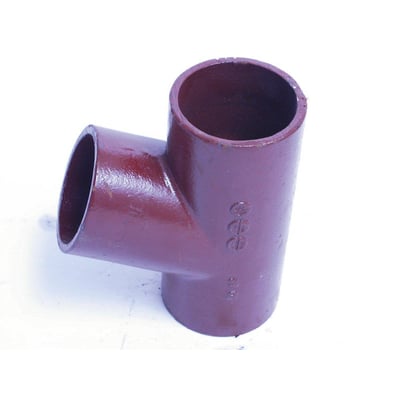 Rødt SML grenrør i støbejern med 100mm dimension og 70 graders vinkel, vist på hvid baggrund.