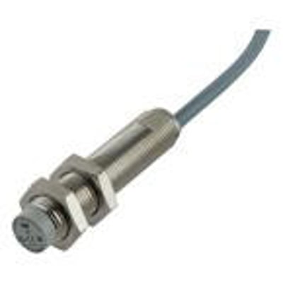 Carlo Gavazzi induktiv M12-aftaster med IO-Link, PNP NO og 8 mm rækkevidde, vist med gevindhus, møtrikker og kabel.
