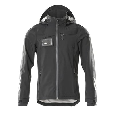 Mascot skaljakke i sort med en lukket lynlås, synlig ID-kortholder på brystet og reflekterende detaljer på ærmet.