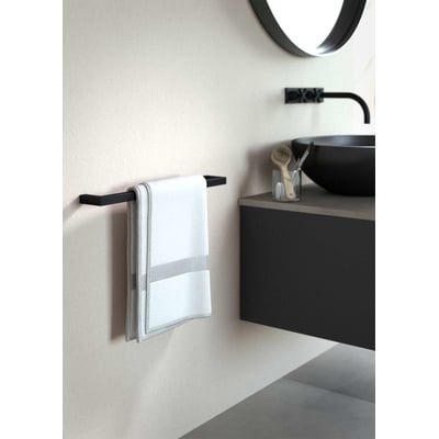 Metallbude Vana håndklædestang i sort metal, 850 mm bred, med et hvidt håndklæde hængende på badeværelset.