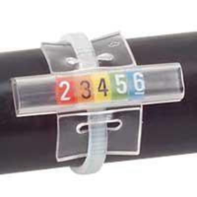 Legrand Memocab mærkeholder med 8 pladser til mærker, fastgjort til et mørkt kabel med en klar holder.