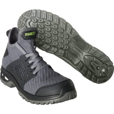 Mascot sikkerhedsstøvle F0133-996-09 i sort med grå tekstiloverdel og mørkegrå sål set skråt forfra, med fokus på sålmønster.