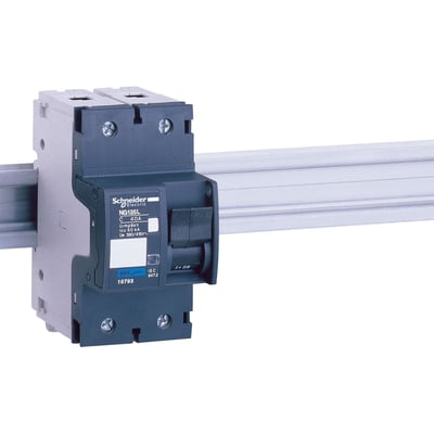 Schneider Electric maksimalafbryder NG125L med D-karakteristik, 32A og 2 poler monteret på DIN-skinne.
