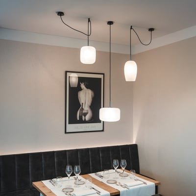 SLV PANTILO 28 PD pendellampe i hvid og krom, installeret i en restaurant med dæmpet belysning.