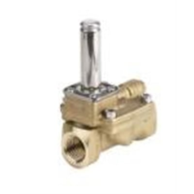 Nærbillede af Danfoss EV224B magnetventil, fremhæver messingkonstruktion og 1/2" gevindtilslutning i et neutralt miljø.