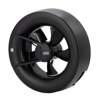 Duka S8 ventilator i sort plast, vist forfra med synlige rotorblade og Duka logo. Minimalistisk design med hvid baggrund.