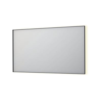 Sanibell INK SP32 LED spejl, 140x80 cm, monteret på en væg med integreret, blød baggrundsbelysning og en elegant matsort ramme.