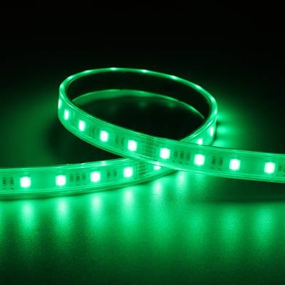 Ansell Lighting P-Cell LED strip med RGBTW-funktion, 50m, 24V og IP67-klassificering, oplyst i grønt.