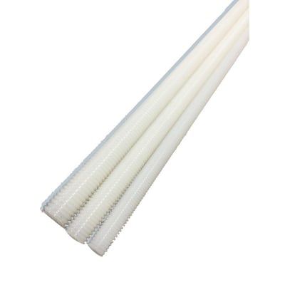 Tre hvide Bluemay gevindstænger af nylon, M8 størrelse og 1 meter lange, ligger på en hvid baggrund.