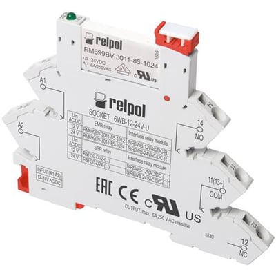 Relpols 6 mm interface-relæ med sokkel, 1 C/O, 6 A og 24 VDC, set skråt med fjederklemmer og røde clips.