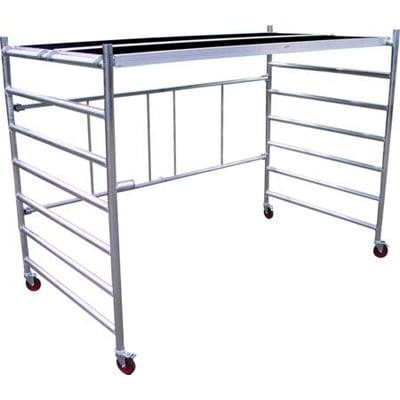 Aluminiums foldestillads med målene 250x130 cm, udstyret med hjul og en robust platform. Den sølvfarvede metalramme er synlig med mange horisontale og vertikale rørkonstruktioner.