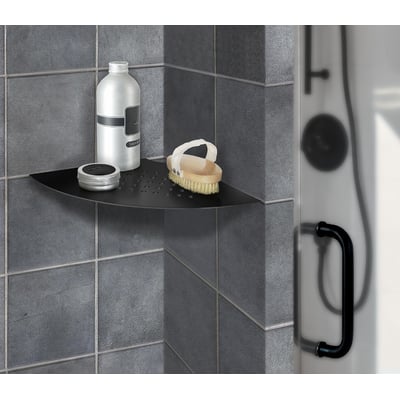 Smedbo Sideline hjørnehylde til indmuring i mat sort, 200x200 mm, med shampooflaske, creme og børste. Ses i et badeværelseshjørne med grå klinker.