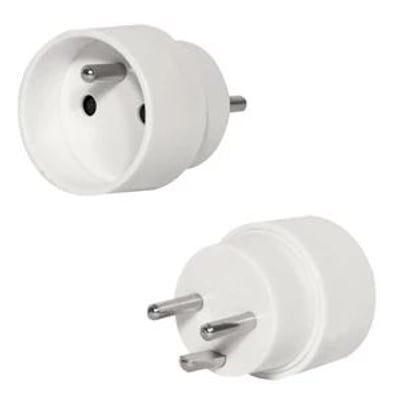 To hybridstikprop adaptere i hvid plast, den ene viser et dansk jordstik og den anden en Schuko-udgang.