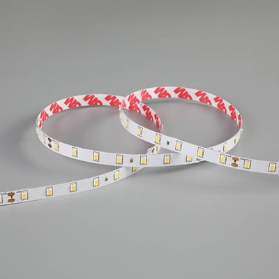 Ansell Lighting E-Cell Eco LED strip på 10 meter, 24V, med 70 LED pr. meter og 6500K, vist snoet på grå baggrund.