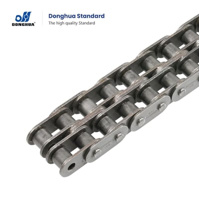 Donghua C16B-2 transportørkæde i metal med ruller og lige sideplader, vist diagonalt; 1" Duplex-kæde.