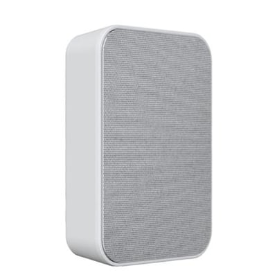 Hvid trådløs dørklokke til stikkontakt med grå stofgrill. Produktet er en plugin enhed uden synlig knap.
