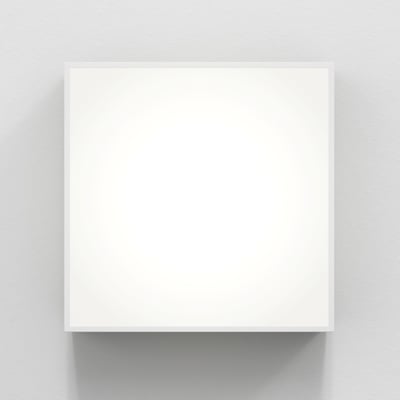 Astro 8025 Kea Square 240 væg/loftlampe i hvid, vist lige forfra på en grå væg.