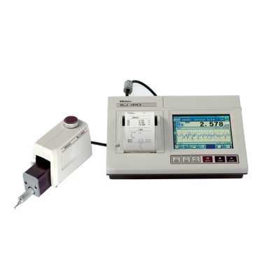 Mitutoyo SJ-411 ruhedsmåler med touchskærm, integreret printer og et separat målehoved på hvid baggrund.